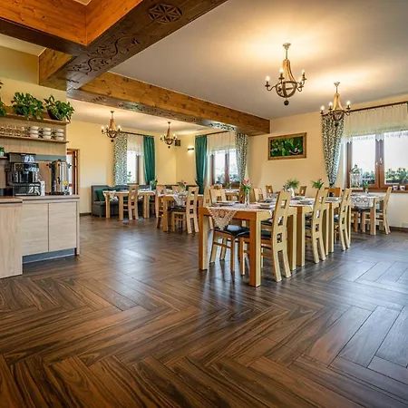 Markowy Dworek Bed & Breakfast Białka