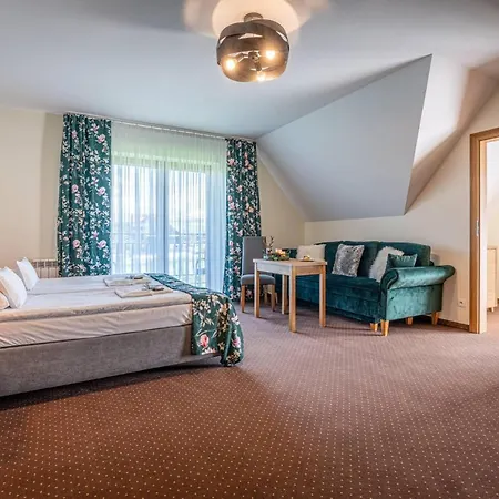 Markowy Dworek Bed & Breakfast *