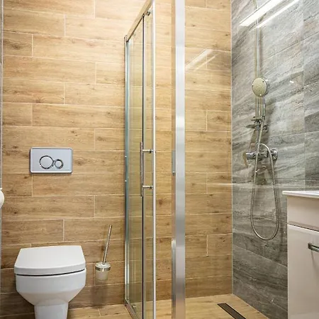 Markowy Dworek Bed & Breakfast 3*