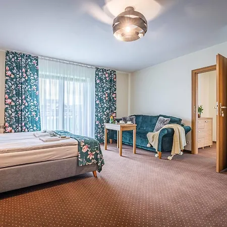 Markowy Dworek Bed & Breakfast Białka