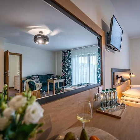 Markowy Dworek Bed & Breakfast 3*