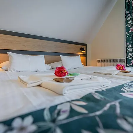 Markowy Dworek Bed & Breakfast 3*