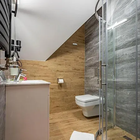 Markowy Dworek Bed & Breakfast 3*