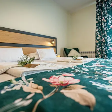 Markowy Dworek Bed & Breakfast *