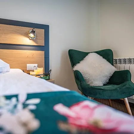 Markowy Dworek Bed & Breakfast *