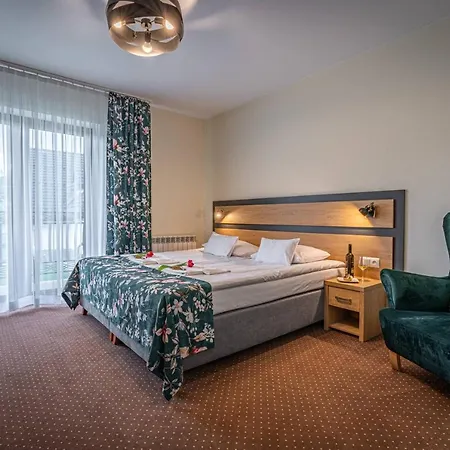 Markowy Dworek Bed & Breakfast *