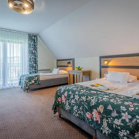 Markowy Dworek Bed & Breakfast *