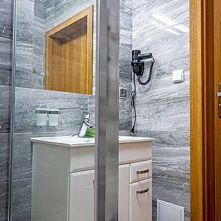 Markowy Dworek Bed & Breakfast 3*